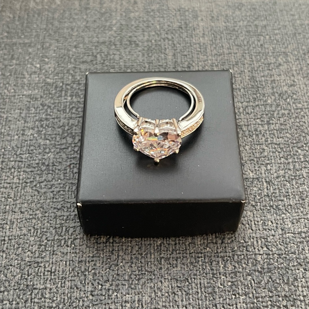 NIB AVON CZ shapes Ring